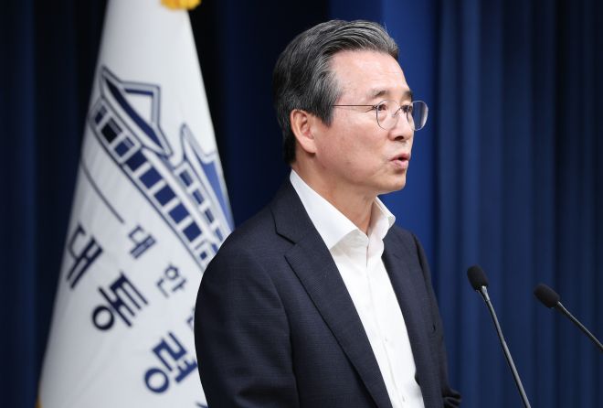 한국형 차세대 전력망 브리핑하는 김용범 정책실장 - 김용범 정책실장이 31일 서울 용산구 대통령실 청사에서 한국형 차세대 전력망 관련 브리핑을 하고 있다.  뉴스1