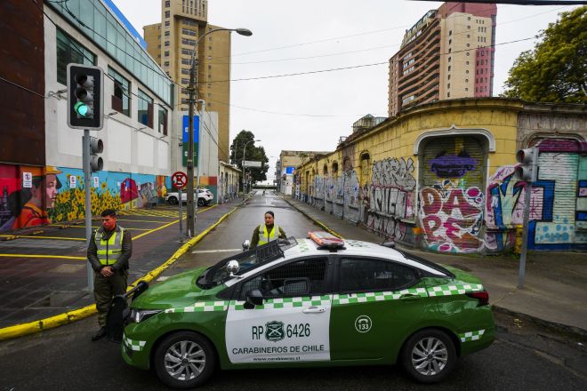 러시아 캄차카반도에서 발생한 지진으로 예방 차원의 쓰나미 경보가 발령된 30일(현지시간) 칠레 발파라이소에서 경찰이 해안 접근을 통제하고 있다. 2025.07.31 발파라이소 AP 뉴시스