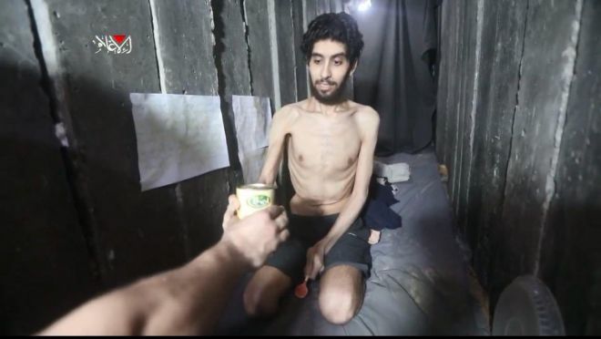 팔레스타인 무장정파 하마스가 공개한 선전 영상 일부. 2023년 10월 7일 이스라엘을 기습 공격한 하마스에 인질로 잡혀간 에비아타르 다비드(24)가 지하 땅굴에서 렌틸콩 캔을 받고 있다. 2025.8.3 텔레그램