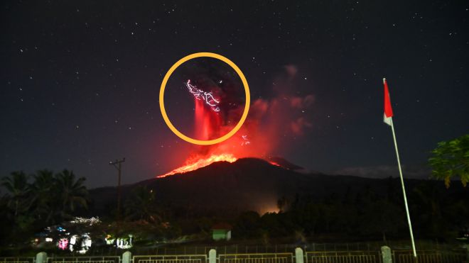 2025년 8월 1일(현지시간) 인도네시아 동누사텡가라주 플로레스섬에서 발생한 화산 폭발 당시 르워토비 라키라키 화산이 화산 물질을 분출하는 모습. 인도네시아 에너지 및 광물 자원부 산하 화산학 및 지질 재해 완화 센터(PVMBG) 제공. AP 연합뉴스