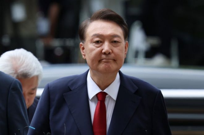 지난달 9일 윤석열 전 대통령이 구속 전 피의자 심문(영장실질심사)을 받기 위해 기자들의 질문을 받으며 서울 서초구 서울중앙지방법원으로 들어서고 있다. 연합뉴스