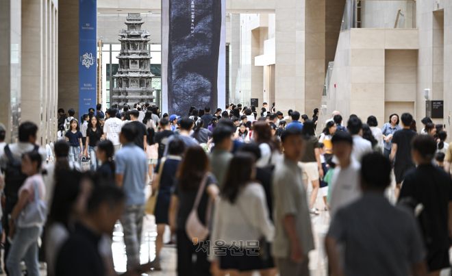 주말인 3일 서울 용산구 국립중앙박물관 상설전시관에 관람객들이 몰려 있다. 국립중앙박물관에 따르면 지난 7월 1일부터 30일까지 국립중앙박물관을 찾은 관람객 수는 총 69만4천552명으로 지난해 같은 기간 대비 두 배가 넘는 수치다. 2025.8.3 이지훈 기자