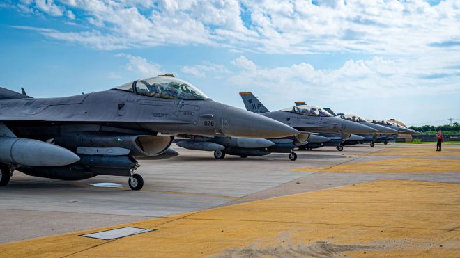 오산 기지로 이동을 앞두고 준비 중인 군산 기지 소속 F-16 전투기들. 출처=미 공군