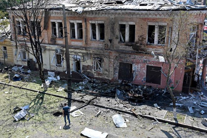 7일(현지시간) 우크라이나 제2도시 하르키우의 징집센터가 러시아의 드론 공격으로 파손돼 있다. 2025.7.7 하르키우 AFP 연합뉴스