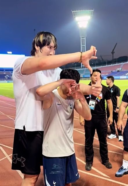 격투기 선수 최홍만(왼쪽)이 2일 경기 안양시 안양종합운동장에서 열린 잉글랜드 프리미어리그(PL) 토트넘 홋스퍼의 공개 훈련 현장을 찾아 손흥민과 함께 ‘찰칵 세리머리’를 했다. 자료 : 최홍만 인스타그램