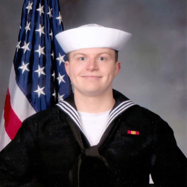 미 해군 잠수함 수리 도중 감전사로 목숨을 잃은 티모시 샌더스. 유족 제공