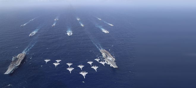 중국의 항공모함 산둥함(왼쪽)과 첫번째 항모 랴오닝함. 중국 중앙(CC)TV 캡처