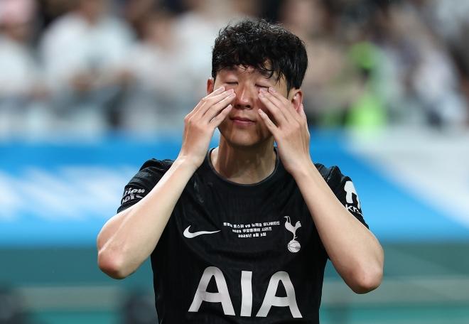 눈물 닦는 손흥민 - 눈물 닦는 손흥민     (서울=연합뉴스) 김성민 기자 = 올여름 팀을 떠나기로 한 토트넘 홋스퍼 손흥민이 3일 서울월드컵경기장에서 열린 2025 쿠팡플레이 시리즈 뉴캐슬 유나이티드와의 친선경기가 끝난 뒤 눈물을 닦고 있다.     2015년 8월 토트넘으로 이적한 손흥민은 2021-2022시즌 리그 득점왕에 오르고 2024-2025시즌엔 유럽축구연맹(UEFA) 유로파리그 우승을 이끄는 등 10년간 활약했다. 손흥민은 전날 기자회견을 통해 올여름 팀을 떠난다고 발표했다. 2025.8.3     ksm7976@yna.co.kr (끝)   <저작권자(c) 연합뉴스, 무단 전재-재배포, AI 학습 및 활용 금지>