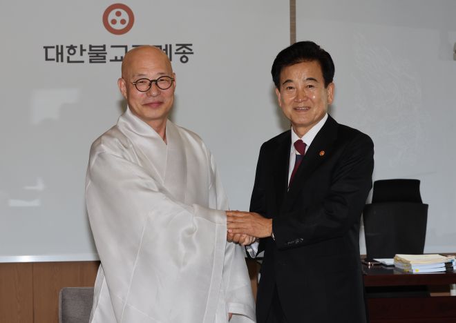 정동영(오른쪽) 통일부 장관이 4일 서울 종로구 조계사에서 대한불교조계종 총무원장 진우 스님을 예방해 악수하고 있다. 2025.8.4 연합뉴스