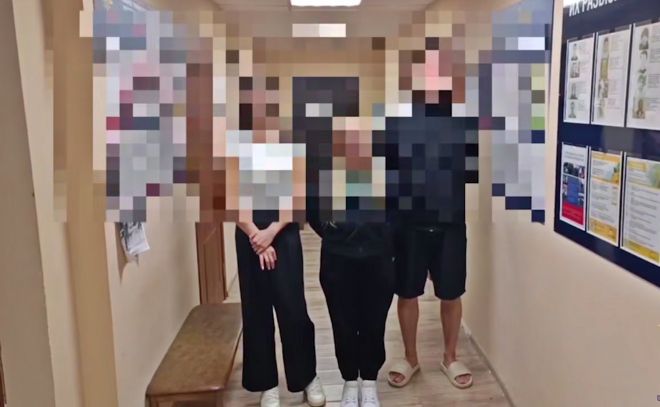 3일(현지시간) 타스통신에 따르면 이날 러시아 크라스노다르 지방 내무부는 다샤(21)와 카리나(19) 등 여성 2명과 남성 1명을 비상시 행동 수칙 위반 등의 혐의로 구금했다고 밝혔다. 이들은 우크라이나의 야간 드론 공습으로 불바다가 된 소치 아들러(아들레르) 지구의 석유저장소를 배경으로 영상을 촬영, 소셜미디어(SNS) 틱톡에 게시한 혐의를 받는다. 2025.8.3 크라스노다르 지방 내무부