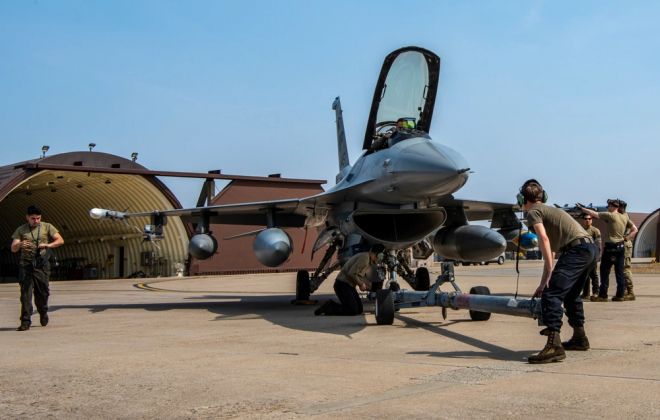 2023년 3월 22일, 오산 기지에서 F-16 전투기 견인 준비 중인 군산 제35전투기정비대 소속 미 공군 병력. 군산 기지 활주로 보수 공사 기간 전투기는 임시로 오산 기지에 전개됐다. 출처=미 공군