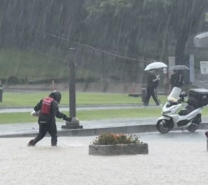 광주에 하루동안 400㎜가 넘는 폭우가 쏟아진 지난달 17일 허리까지 차오른 물살을 뚫고 음식 배달에 나선 배달 기사의 모습이 화제가 되고 있다. 자료 : 인스타그램