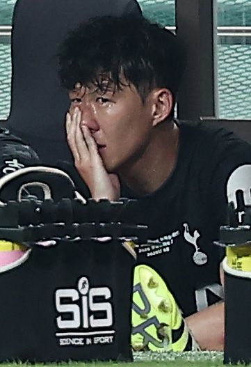 눈물 흘리는 손흥민 - 3일 서울월드컵경기장에서 열린 2025 쿠팡플레이 시리즈 토트넘 홋스퍼와 뉴캐슬 유나이티드의 경기. 토트넘 손흥민이 교체 아웃된 뒤 벤치에서 눈물을 흘리고 있다. 2025.8.3 연합뉴스
