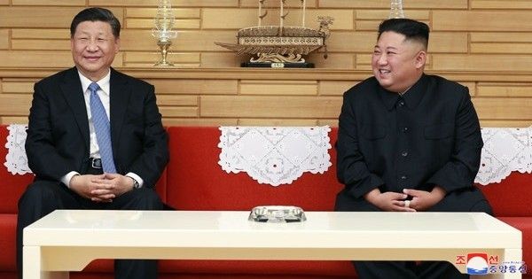 시진핑(왼쪽) 중국 국가주석과 김정은 북한 국무위원장. 조선중앙통신 연합뉴스