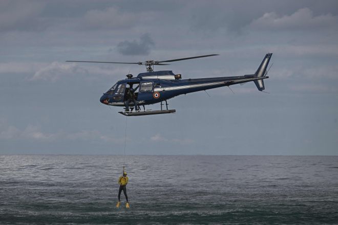프랑스 남서부 미미잔 해변에서 프랑스 헌병대 헬기와 함께 구조 훈련에 참여 중인 구조요원. 2025년 7월 31일 촬영된 자료사진으로, 이번 돌로미티산맥 조난 사건과는 관련이 없다. AFP 연합뉴스