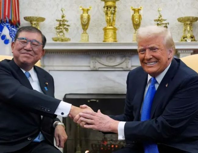 왼쪽부터 이시바 시게루 일본 총리, 도널드 트럼프 미국 대통령 자료사진