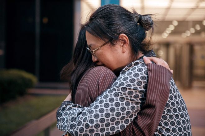 미국 뉴욕 맨해튼 이민세관단속국(ICE)에 체포됐다 4일(현지시간) 석방된 한국인 유학생 고연수(20·퍼듀대)씨가 어머니인 대한성공회 김기리 신부와 재회하며 눈물을 흘리고 있다. 2025.8.5 맨해튼 AFP 연합뉴스