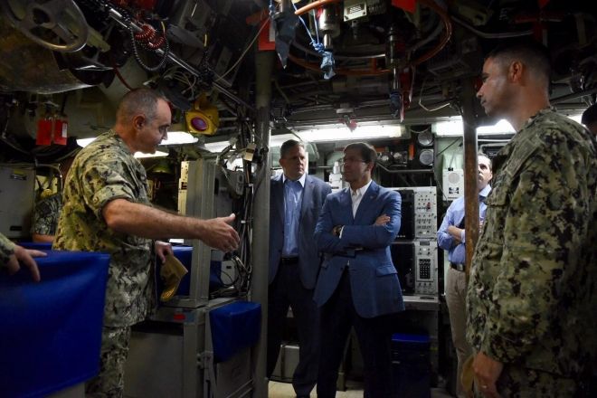 2019년 당시 국방부 장관 마크 에스퍼가 USS 보이시를 방문했다. 미 국방부 제공