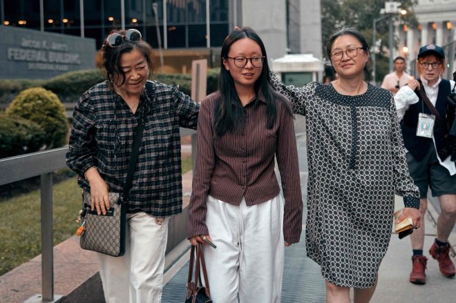 미국 뉴욕 맨해튼 이민세관단속국(ICE)에 체포됐다 4일(현지시간) 석방된 한국인 유학생 고연수(20·퍼듀대)씨가 어머니인 대한성공회 김기리 신부와 ICE 청사를 떠나고 있다. 2025.8.5 맨해튼 AFP 연합뉴스