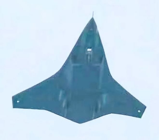 기체 하부에서 촬영된 신형 스텔스 항공기 추정 사진. 전통적인 수직 꼬리날개가 없고 전체적으로 유선형의 날개 형상이 강조돼 있다. 전문가들은 AI 기반 드론일 가능성도 제기하고 있다. 출처=워존·엑스