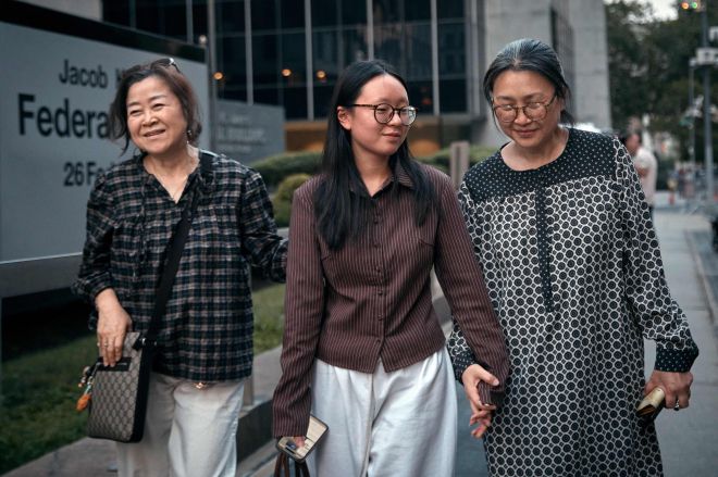 미국 뉴욕 맨해튼 이민세관단속국(ICE)에 체포됐다 4일(현지시간) 석방된 한국인 유학생 고연수(20·퍼듀대)씨가 어머니인 대한성공회 김기리 신부와 ICE 청사를 떠나고 있다. 2025.8.5 맨해튼 AFP 연합뉴스