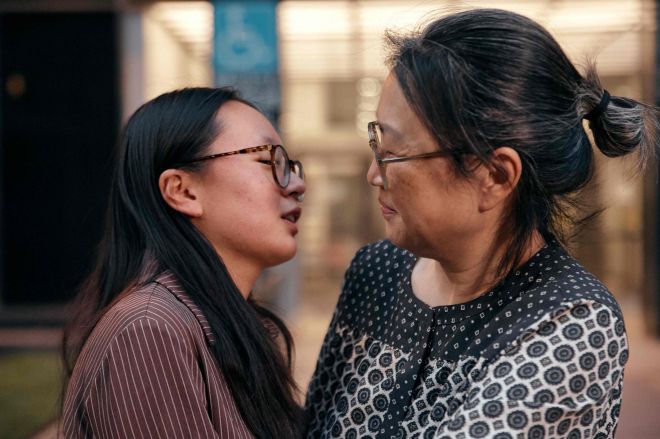 미국 뉴욕 맨해튼 이민세관단속국(ICE)에 체포됐다 4일(현지시간) 석방된 한국인 유학생 고연수(20·퍼듀대)씨가 어머니인 대한성공회 김기리 신부와 재회하고 있다. 2025.8.5 맨해튼 AFP 연합뉴스