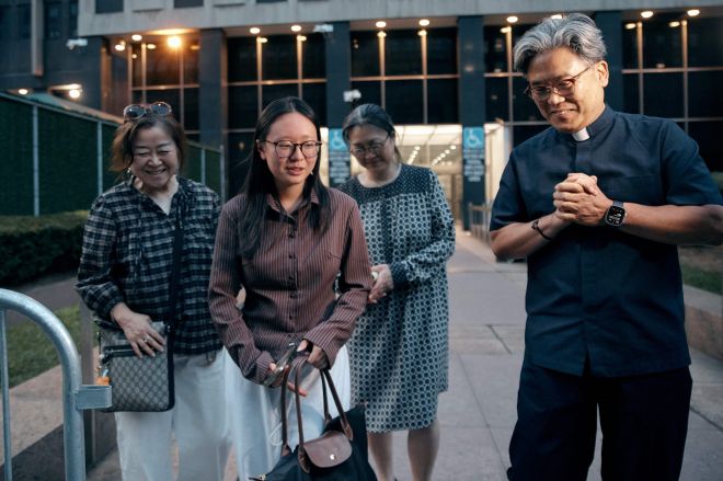 미국 뉴욕 맨해튼 이민세관단속국(ICE)에 체포됐다 4일(현지시간) 석방된 한국인 유학생 고연수(20·퍼듀대)씨가 어머니인 대한성공회 김기리 신부 및 지역 사회 구성원들과 재회하고 있다. 2025.8.5 맨해튼 AFP 연합뉴스
