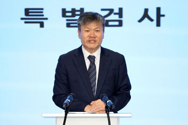 답변하는 문홍주 특검보 - 김건희 여사 의혹을 수사하는 민중기 특별검사팀의 문홍주 특검보가 7일 서울 종로구 KT광화문빌딩 웨스트에 마련된 사무실에서 정례 브리핑을 마친 뒤 취재진 질문에 답하고 있다.  2025.07.07. 뉴시스