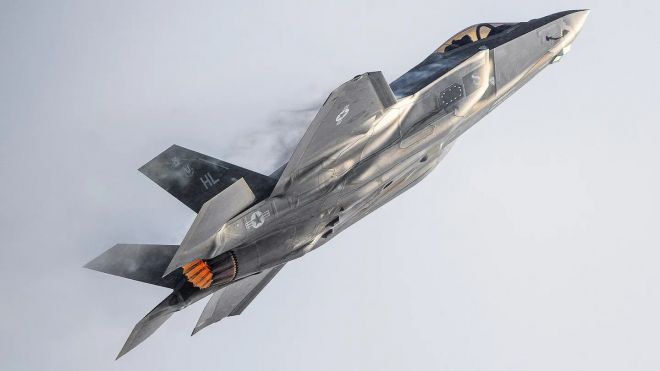 미 공군의 F-35A 스텔스 전투기. F-35A는 미국 록히드마틴이 개발한 5세대 스텔스 전투기로, 고성능 센서 융합 시스템과 내부 무장창을 활용한 은밀 타격 능력을 갖췄다. 사진은 미 공군 기체가 고속 상승 기동을 수행하는 모습. 미 공군 제공