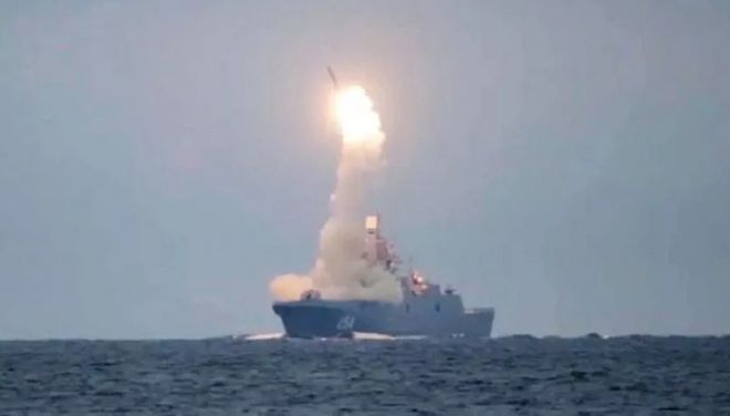2022년 지르콘 극초음속 미사일을 시험발사하는 러시아 군함의 모습. 자료사진