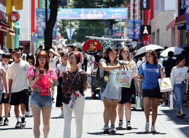 지난달 27일 서울 명동 거리. 연합뉴스