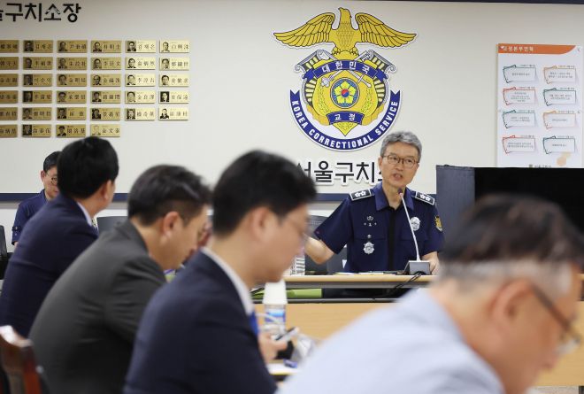 답변하는 서울구치소장 - 김현우 서울구치소장이 31일 오전 경기 의왕시 서울구치소에서 열린 여당 ‘3대특검(내란·김건희·순직해병) 종합대응 특별위원회와 면담에서 답변하고 있다. 2025.07.31. 뉴시스
