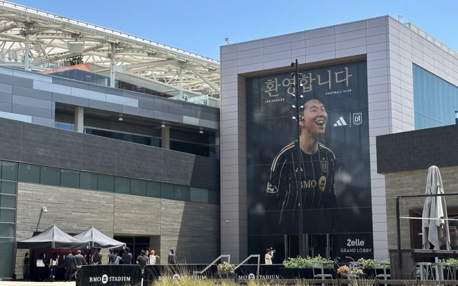 LAFC 홈구장에 걸린 손흥민 환영 - 손흥민 LAFC 입단 기자회견이 열린 6일(현지시간) 미국 로스앤젤레스(LA) BMO 스타디움에 손흥민을 환영하는 벽보가 걸려 있다. 2025.8.7 로스앤젤레스 연합뉴스
