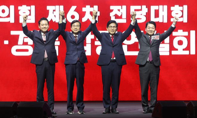 국민의힘 당대표 선거에 출마한 장동혁·조경태·김문수·안철수(왼쪽부터) 후보가 8일 대구 북구 엑스코에서 열린 국민의힘 제6차 전당대회 대구·경북 합동연설회에서 양손을 들고 단체 사진 촬영을 하고 있다. 2025.8.8 대구 연합뉴스