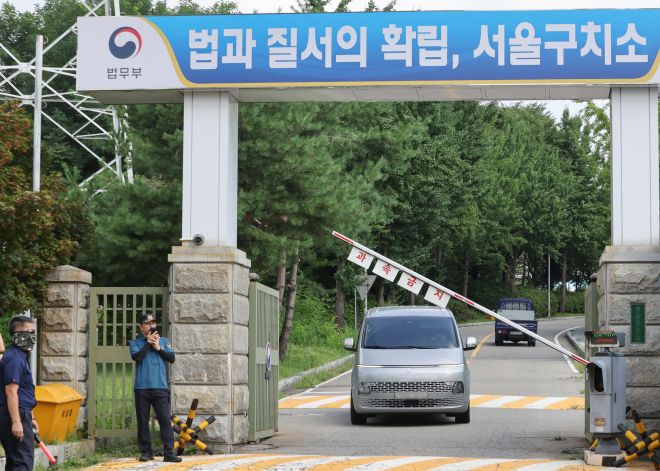 윤 전 대통령 체포 실패한 김건희특검팀 - 김건희 여사 관련 의혹을 수사하는 민중기 특별검사팀이 7일 윤석열 전 대통령의 체포에 실패한 뒤 경기도 의왕시 서울구치소를 나서고 있다. 2025.8.7 연합뉴스