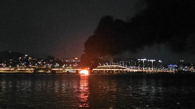 8일 오후 8시 45분쯤 서울 반포대교 인근 한강에 떠 있는 요트에서 불이 나 탑승객들이 대피했다. 사진은 화재가 발생한 요트. 2025.8.9 연합뉴스(독자 제공)