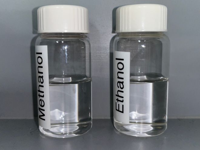 메탄올(왼쪽)과 에탄올. 위키미디어 커먼스