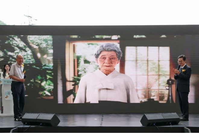 9일 경기도 광주시 나눔의집에서 열린 ‘2025년 일본군 위안부 피해자 기림의 날’ 기념식에서 김동연 경기도지사가 AI 기술로 복원 된 김순덕 할머니와 대화하고 있다. (경기도 제공)