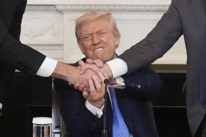 도널드 트럼프 미국 대통령이 8일(현지시간) 워싱턴DC 백악관 국빈식당에서 열린 아르메니아·아제르바이잔의 평화 합의 서명식에서 니콜 파시냔(오른쪽) 아르메니아 총리와 일함 알리예프(왼쪽) 아제르바이잔 대통령의 악수하는 손을 감싸쥐고 있다. 2025.8.8 AP 연합뉴스