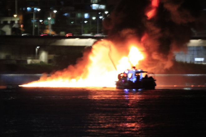8일 오후 8시 45분쯤 서울 반포대교 인근 한강에 떠 있는 요트에서 불이 나 탑승객들이 대피했다. 사진은 화재가 발생한 요트. 2025.8.9 연합뉴스(독자 제공)