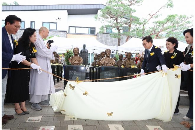 9일 경기도 광주시 나눔의집에서 열린 ‘2025년 일본군 위안부 피해자 기림의 날’ 기념식에서 김동연 경기도지사 및 참석 내빈들이 흉상 제막식을 하고 있다. (경기도 제공)