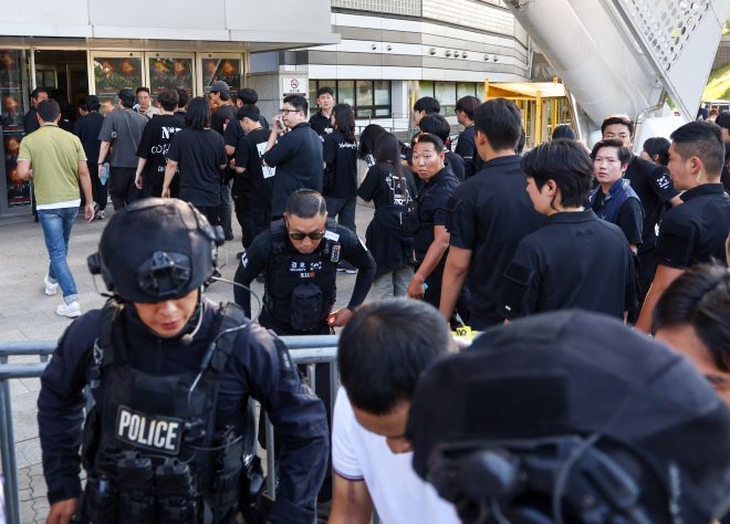 재입장하는 공연 관계자들 - 10일 서울 올림픽공원 KSPO돔(올림픽체조경기장)에서 폭발물 설치 신고가 접수돼 특공대가 수색을 마친 가운데 공연 관계자들이 재입장하고 있다. 2025.8.10 연합뉴스