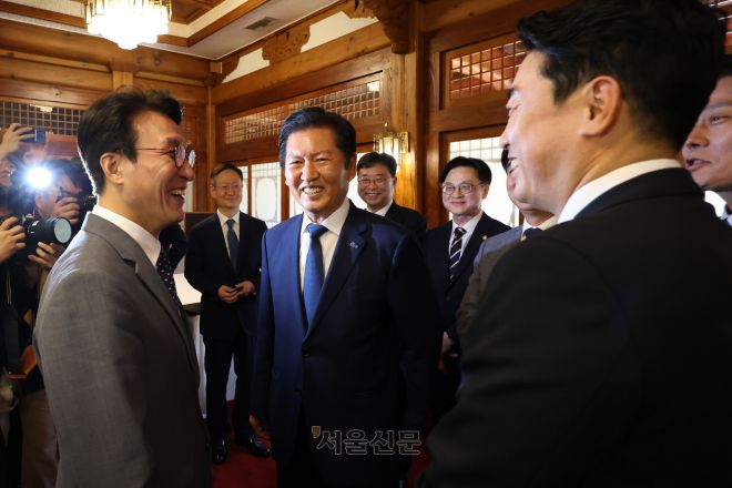 김민석 국무총리와 정청래 더불어민주당 대표, 강훈식 대통령 비서실장이 10일 서울 종로구 삼청동 총리공관에서 열린 고위당정협의회에서 대화를 나누고 있다. 2025.8.10 이지훈 기자