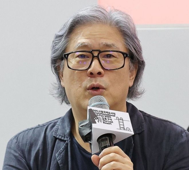 박찬욱 감독이 20일 서울 강남구 코엑스에서 열린 ‘2025 서울국제도서전’에서 ‘박찬욱 감독의 믿을 구석’을 주제로 강연하고 있다. 2025.6.20 연합뉴스