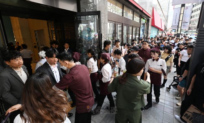 5일 오후 서울 신세계백화점 본점에서 한 인터넷 커뮤니티에 해당 백화점 내부에 폭발물을 설치했다는 협박글이 올라와 경찰특공대 등이 폭발물 수색을 벌였다. 사진은 수색 이후 직원 및 시민들이 재입장하는 모습. 2025.8.5. 홍윤기 기자