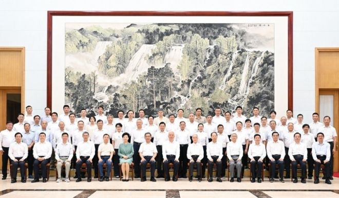 베이다이허에 초청된 중국 전문가들과 차이치 중국공산당 중앙서기처 서기. 신화통신 캡처