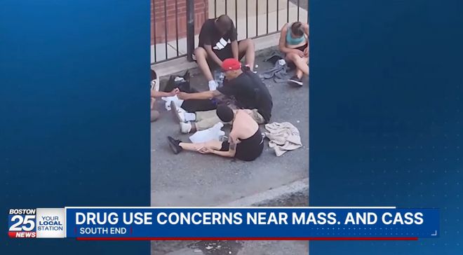 미국 매사추세츠주 보스턴의 ‘매스 앤 캐스’(Mass and Cass) 일대, 일명 ‘메타돈 마일’ 거리에서 사람들이 길가에서 주사기를 사용하는 모습. 출처=보스턴25 유튜브