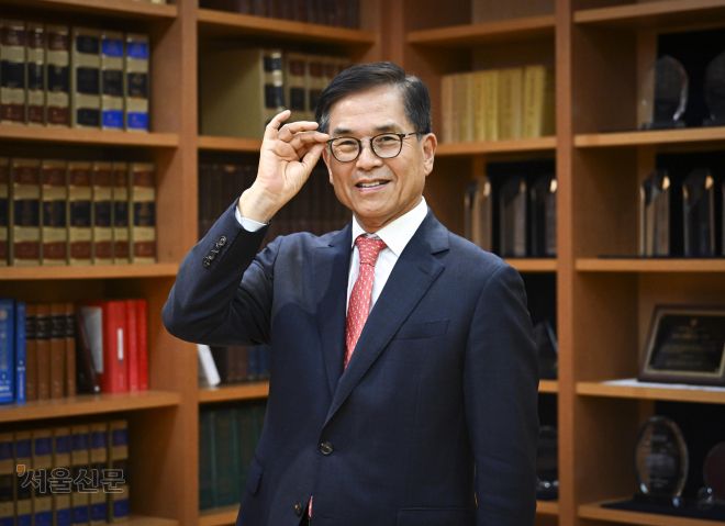 최석영 전 주제네바 국제기구 대표부 대사는 서울신문과의 인터뷰에서 “한국은 영세율(관세 0%)을 유지하는데 미국 관세율만 갑자기 15%가 된 것은 한미 자유무역협정(FTA) 내용은 물론 정신에 어긋난다”면서도 “한미 FTA의 관세 부분이 망가졌다 해도 비관세, 규범, 서비스, 투자, 제도적 협력 등은 여전히 작동하고 있다”고 말했다. 사진은 최 전 대사가 지난 6일 서울 중구 법무법인 광장 사무실에서 포즈를 취하고 있는 모습. 이지훈 기자