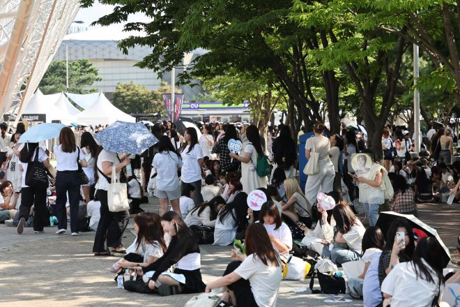 지난 10일 서울 송파구 올림픽체조경기장(KSPO돔)에서 폭발물 설치 신고가 접수돼 관중들이 대피해 있다. 연합뉴스