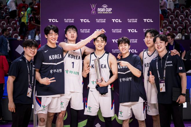 한국 남자농구 국가대표 선수들이 11일(한국시간) 사우디아라비아 제다에서 열린 2025 국제농구연맹(FIBA) 아시아컵 조별리그 A조 3차전에서 레바논과의 경기에서 승리한 뒤 최우수선수(MVP)에 선정된 유기상을 축하하고 있다. FIBA 제공